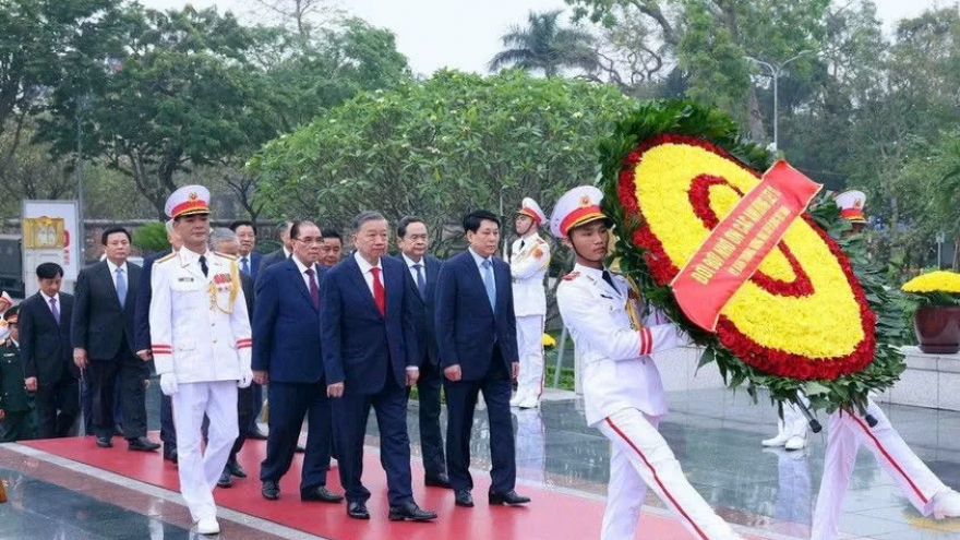 Party, State leaders pay tribute to President Ho Chi Minh in Hanoi