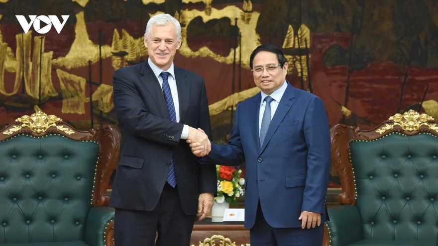 PM receives Standard Chartered Group Chief Executive in Hanoi