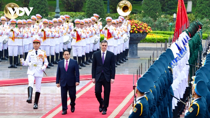 Spanish PM Pedro Sanchez warmly welcomed in Hanoi on Vietnam visit