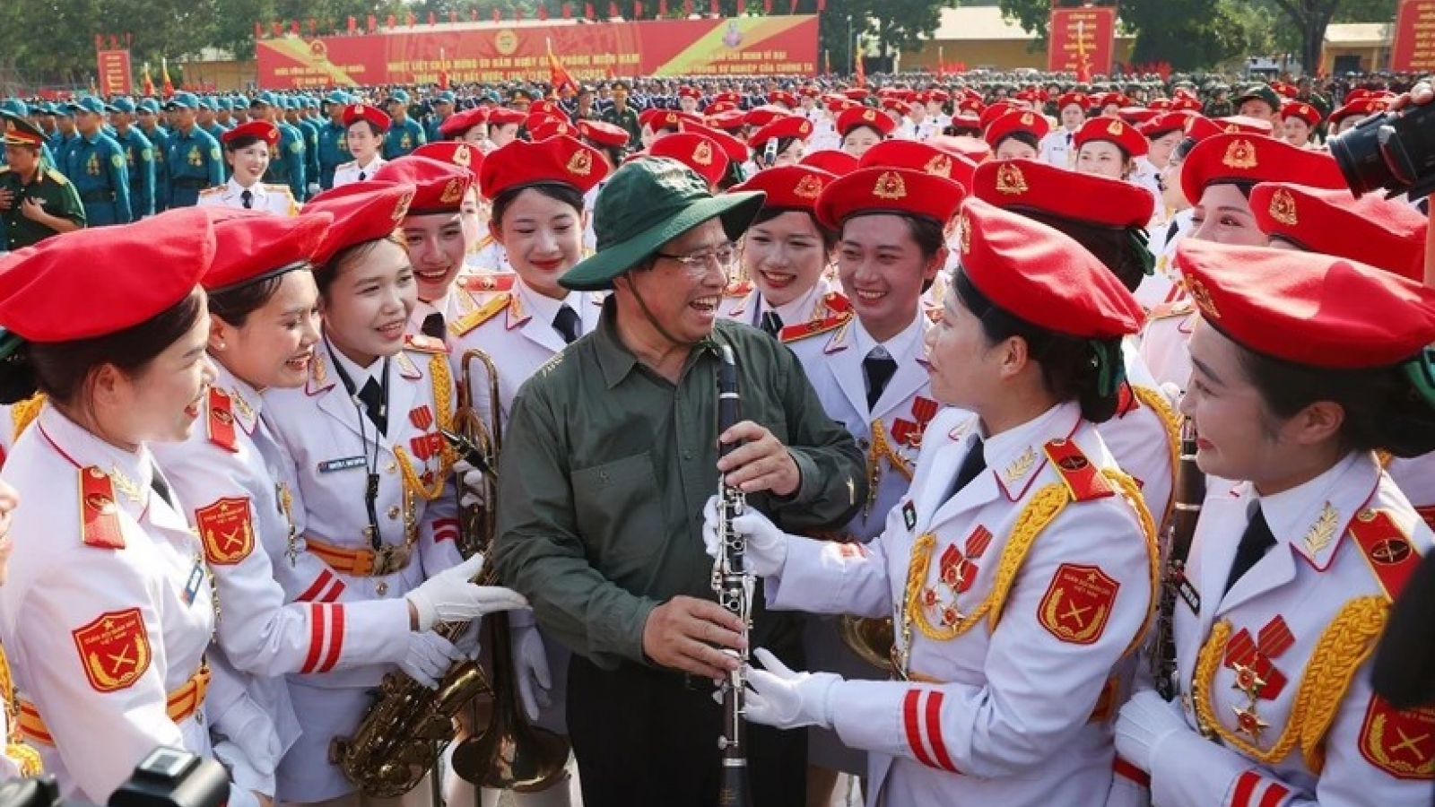 PM encourages forces ahead of 50th reunification anniversary parade