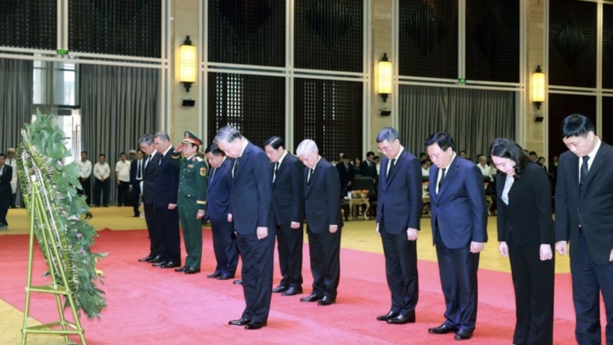Party chief pays final respects to former Lao leader
