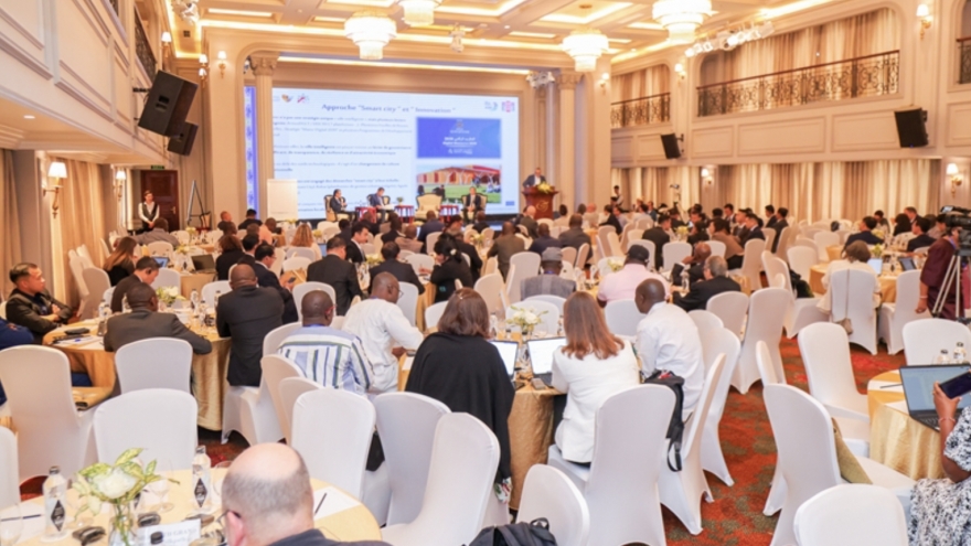 Nearly 450 Francophone mayors discuss heritage preservation in Hue