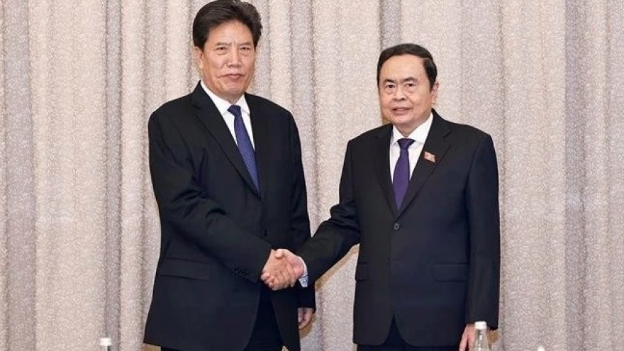 Top Vietnamese legislator receives Vice Chairman of NPC Standing Committee