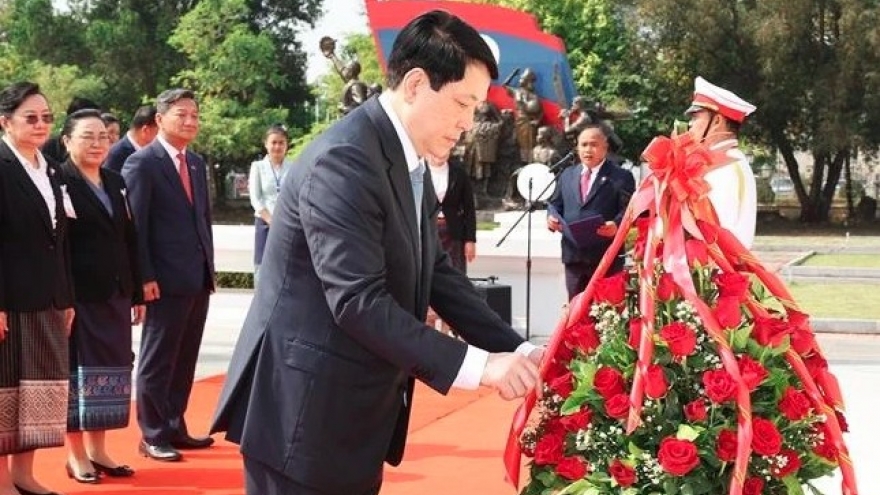 Vietnamese State leader offers flowers in tribute to late Lao President