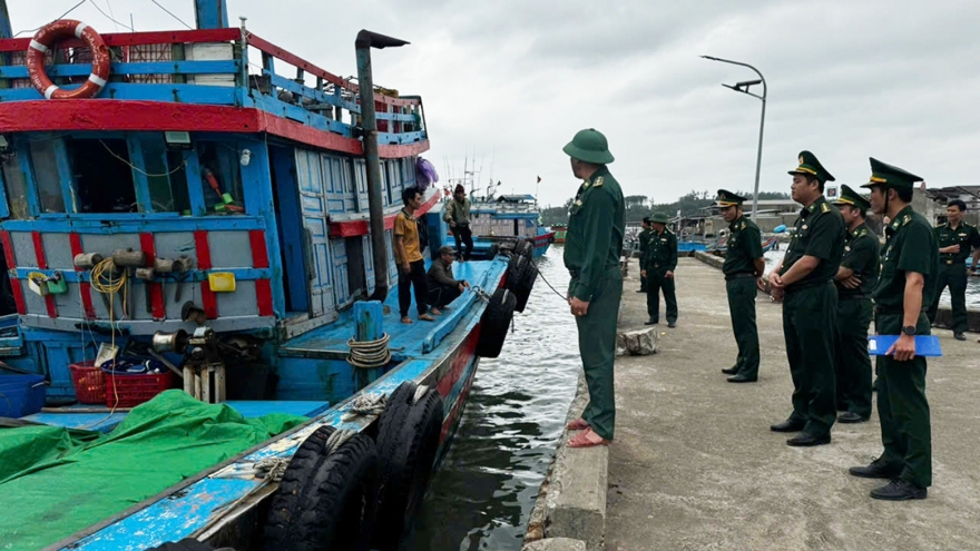 Cứu nạn thành công 3 ngư dân bị chìm tàu trên biển