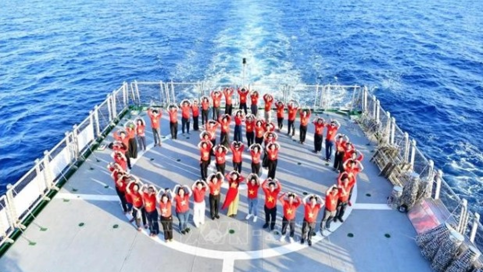 Great solidarity voyage brings OVs to Truong Sa, DK1 platforms