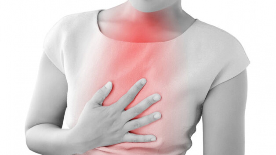 Mãn kinh được 2 năm, tôi phát hiện khối u cứng trên ngực