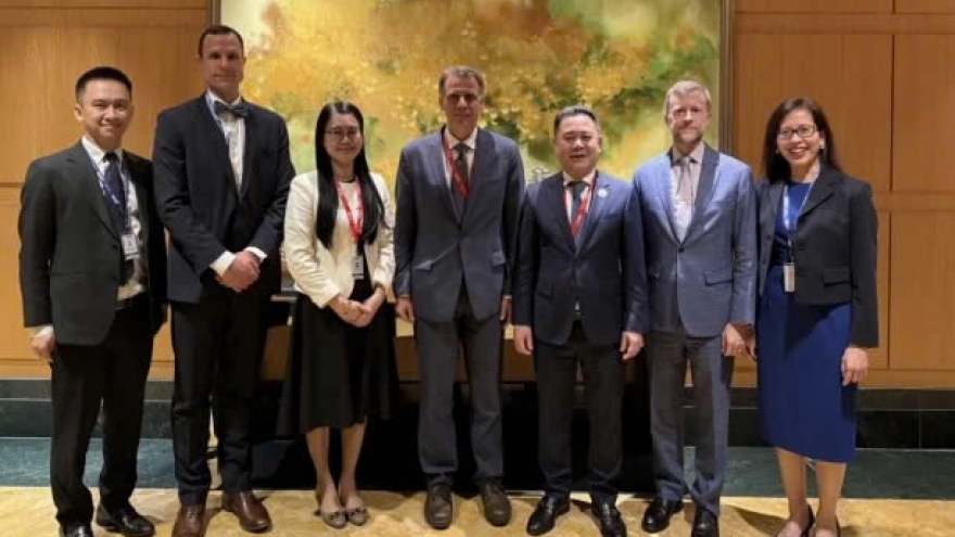 Vietnam and US work on monetary policy management