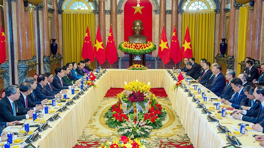 Leaders of Vietnam and China affirm resolve to deepen strategic partnership