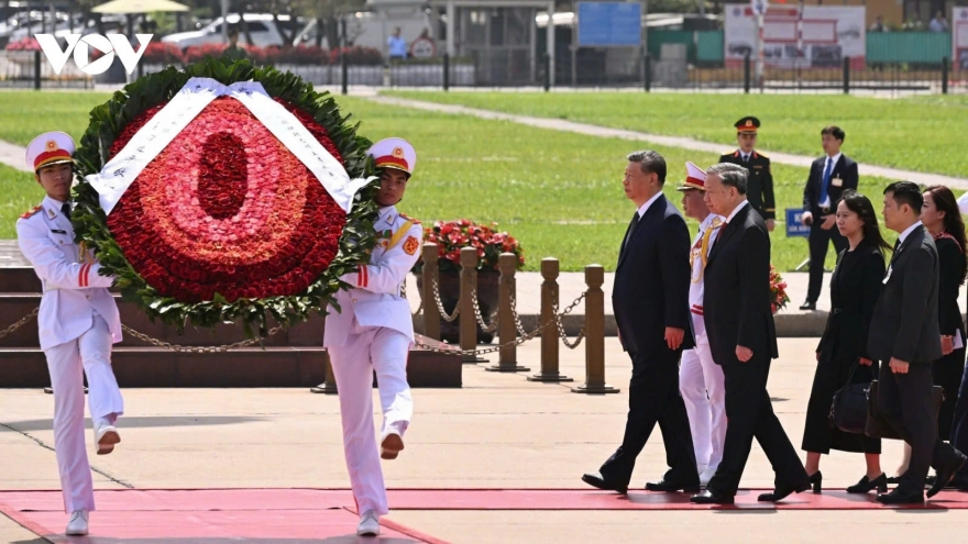 Top Chinese leader Xi Jinping pays tribute to President Ho Chi Minh in Hanoi