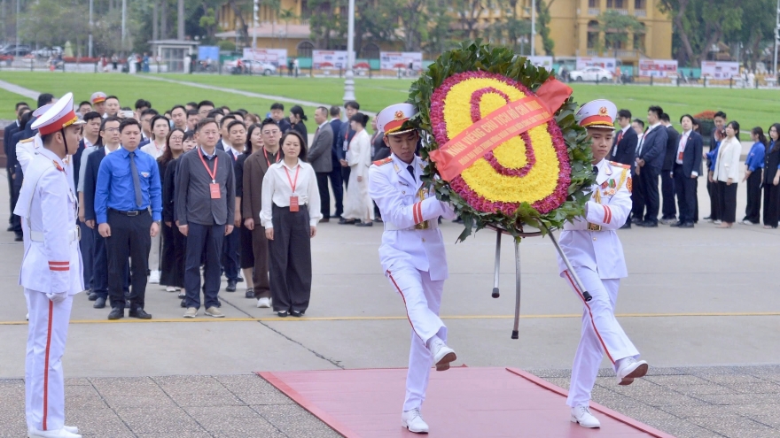 Chinese youth pay tribute to President Ho Chi Minh in Hanoi