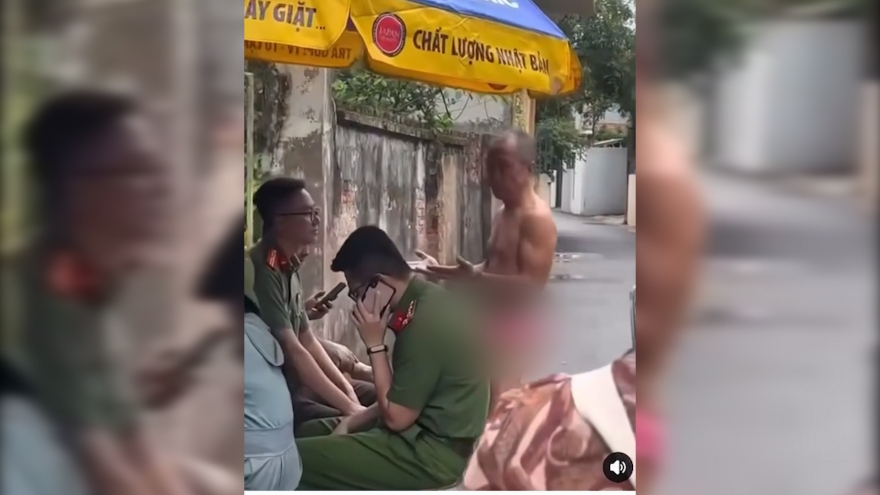 Người đàn ông gần như trần truồng chạy ra đường thách thức lực lượng chức năng