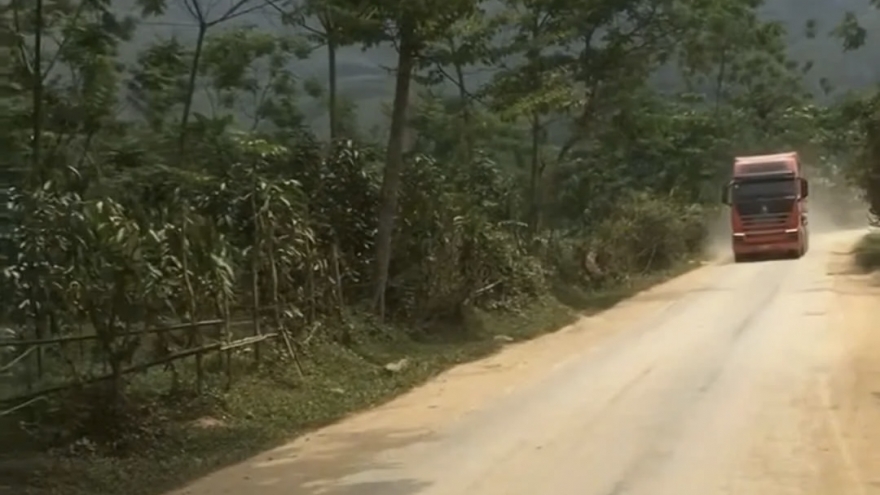 Xác minh việc xe đầu kéo đánh lái về phía người quay clip phản ánh tình trạng