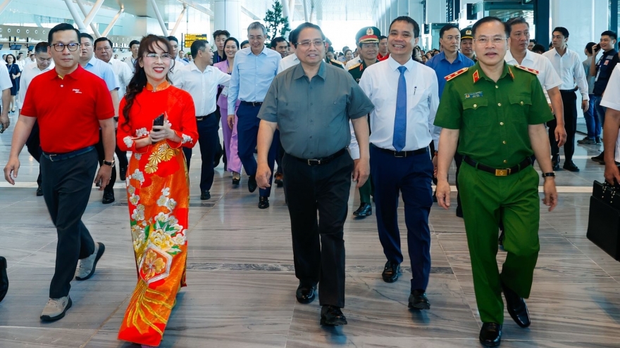 Thủ tướng trải nghiệm giải pháp lên tàu bay bằng VNeID