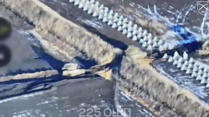 Ukraine công bố video đoàn xe tăng xuyên thủng công sự kiên cố của Nga tại Belgorod