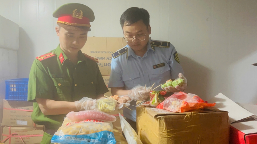 Khoảng 6 tấn thực phẩm bẩn bị phát hiện tại 1 cơ sở kinh doanh ở Hà Nội