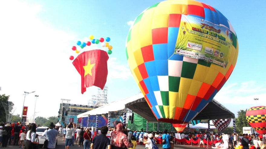 Tourists enjoy Vietnam’s largest hot air balloon festival in Dong Nai