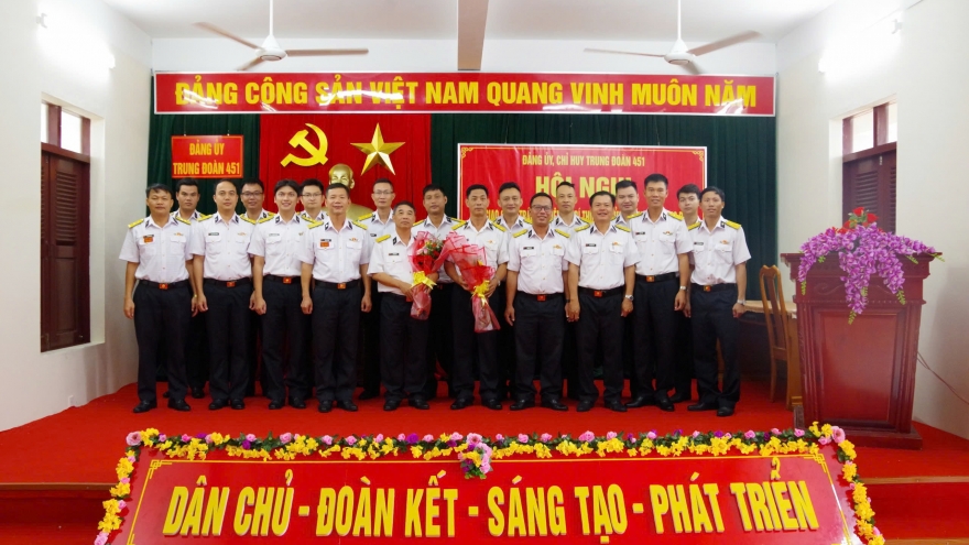 Bàn giao chức trách nhiệm vụ Chính ủy Trung đoàn 451, Vùng 4 Hải quân