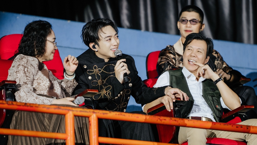 Soobin xúc động bên bố mẹ trong Fanmeeting tại Hà Nội