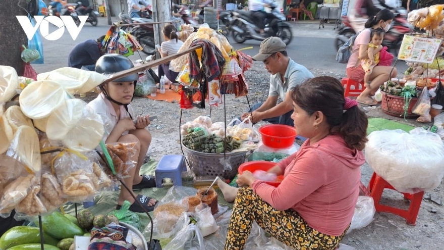 Thực khách "tặc lưỡi” thưởng thức ẩm thực hè phố, bỏ qua ẩn họa khó lường