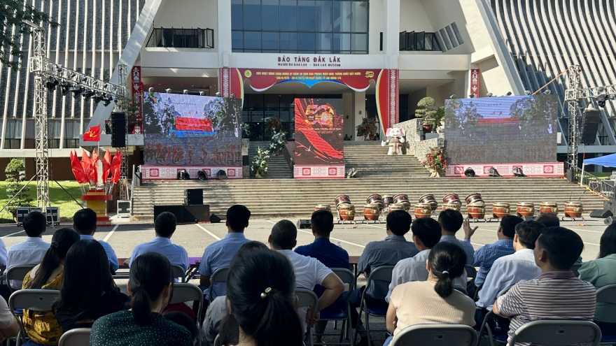 Người dân các địa phương tự hào, xúc động theo dõi tường thuật lễ kỷ niệm 30/4