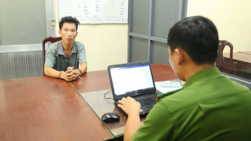 Bắt kẻ dùng súng khống chế cô gái ở Bình Dương