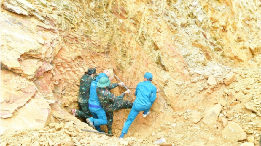 Đào móng làm nhà, phát hiện quả bom còn nguyên kíp nổ