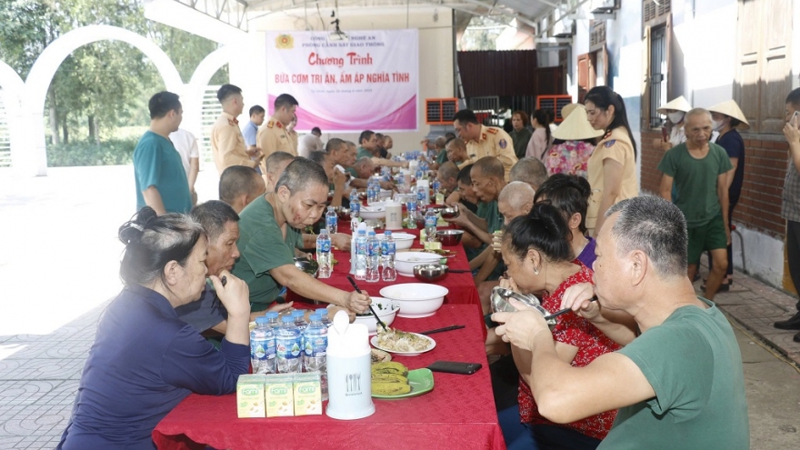 “Bữa cơm tri ân - Ấm áp nghĩa tình” tại Khu điều dưỡng thương binh tâm thần Nghệ An