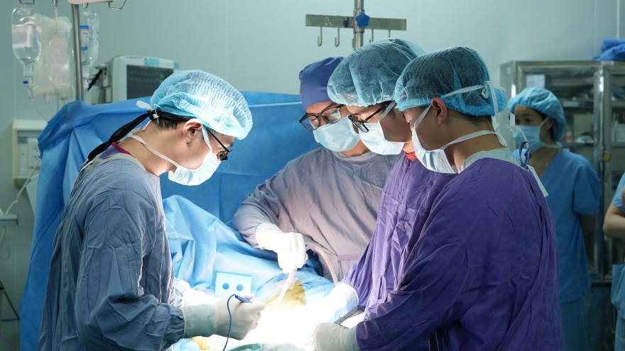 Ghép tạng đồng thời cho hai bệnh nhân nam từ người hiến chết não