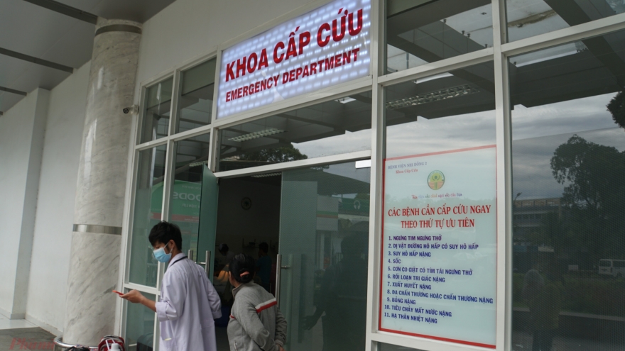 Nữ sinh liên tục la hét, tự bóp cổ, không nhận ra người thân