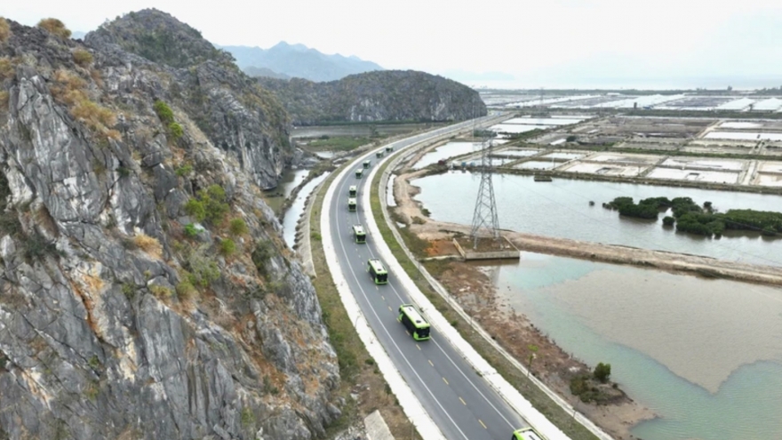 Free e-vehicles service provided for tourists on Cat Ba island