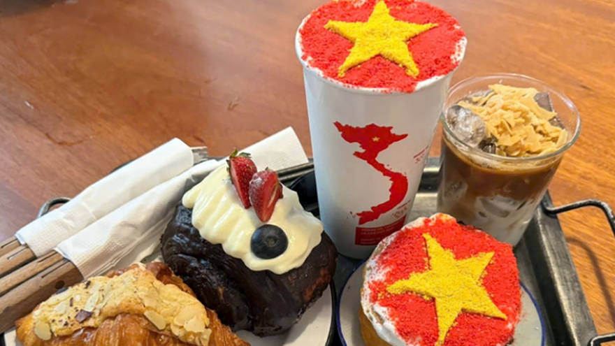 Hàng quán rực rỡ cờ đỏ sao vàng, cà phê, bánh ngọt phiên bản 30/4 gây sốt