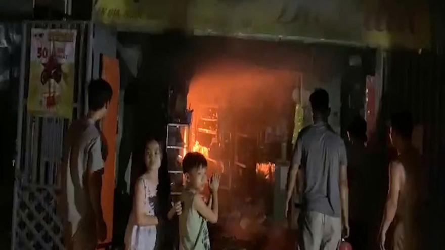 Cháy lớn thiêu rụi cửa hàng tạp hóa trong chợ ở Bình Phước