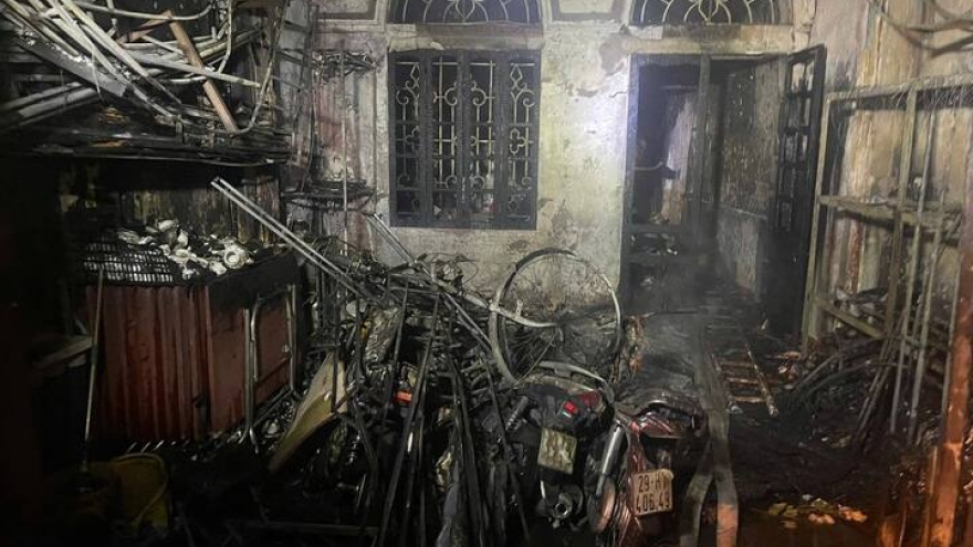 Cháy nhà ở Hà Nội, ông lão 78 mắc kẹt ở tầng 2