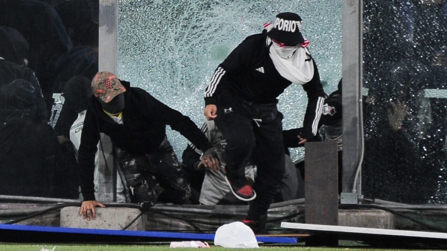 Bạo loạn khiến cổ động viên thiệt mạng ở giải đấu bóng đá hàng đầu Nam Mỹ