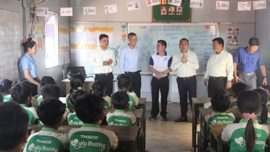Đại sứ quán Việt Nam chăm lo sức khỏe người lao động ở Campuchia