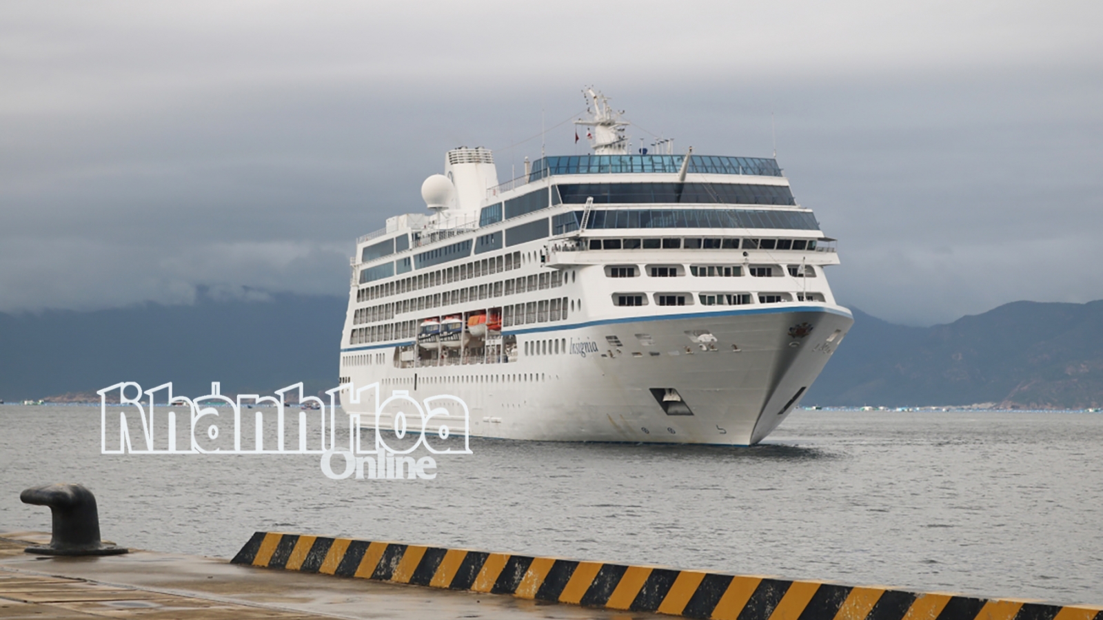 Cruise ship Insignia brings 550 foreign tourists to Khanh Hoa