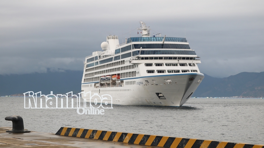 Cruise ship Insignia brings 550 foreign tourists to Khanh Hoa