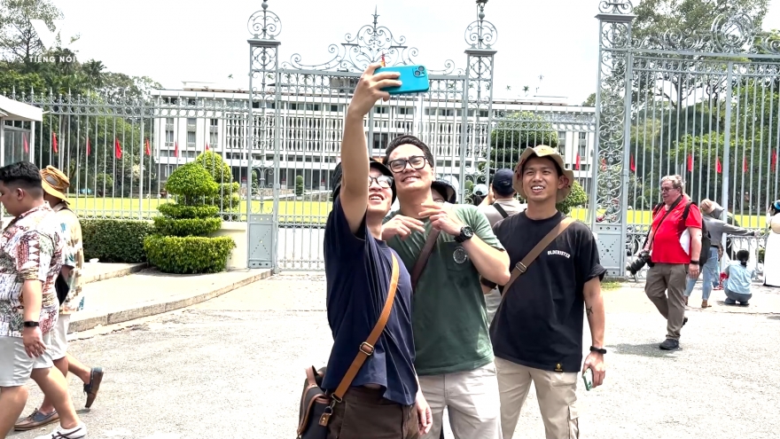 Du khách đội nắng check in với Dinh Độc Lập trước "giờ G" ở TP.HCM