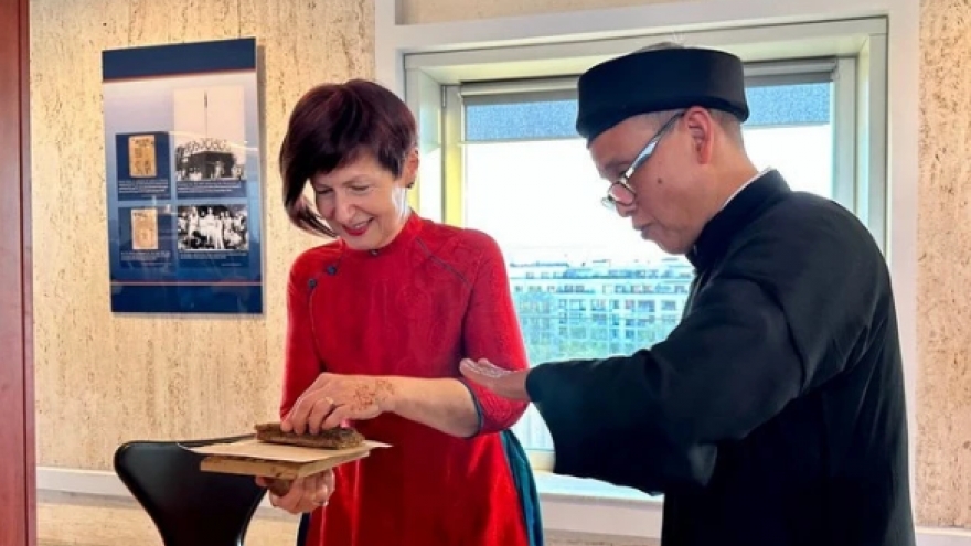 Vietnam showcases Dong Ho folk paintings in Paris, seeking UNESCO's recognition
