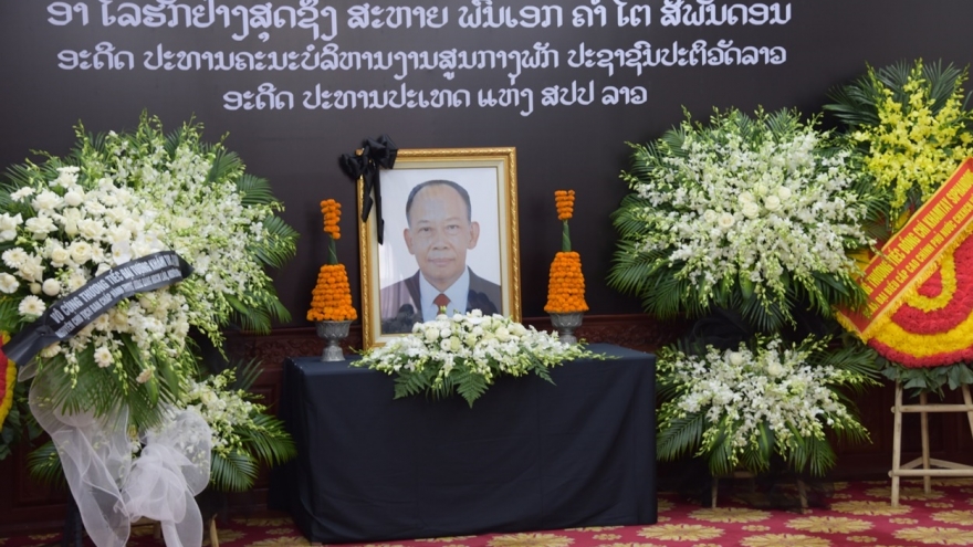 Đại sứ quán Lào tại Hà Nội mở sổ tang viếng nguyên Chủ tịch Khamtay Siphandone