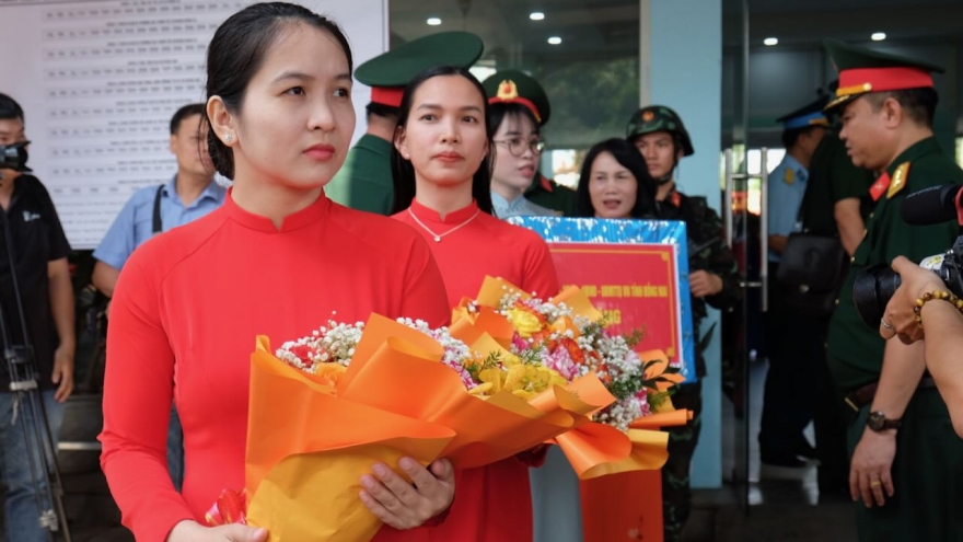 Người dân Đồng Nai xúc động đón tàu chở lực lượng diễu binh từ miền Bắc vào Nam