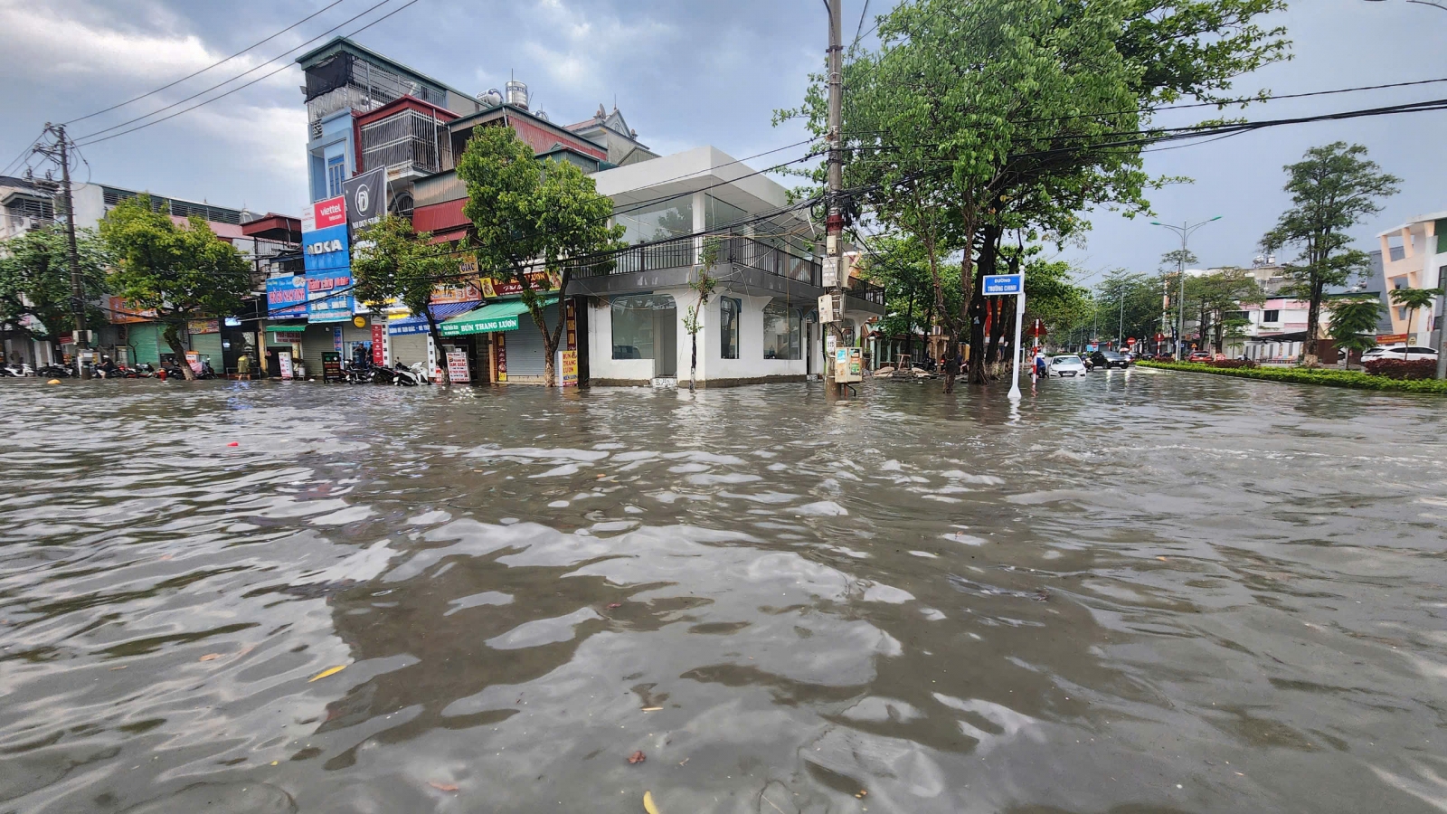Mưa lớn gây ngập úng nhiều tuyến đường tại Điện Biên
