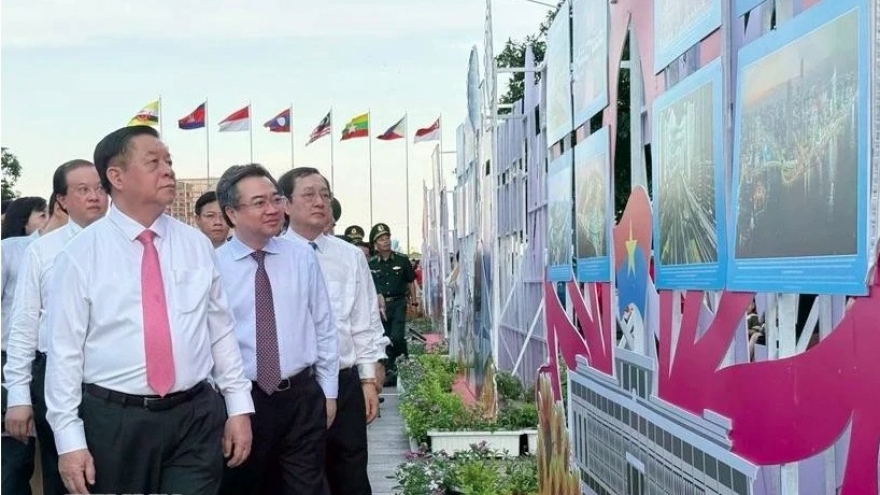 Photo exhibitions celebrate 50 years of reunification, and Vietnam’s progress