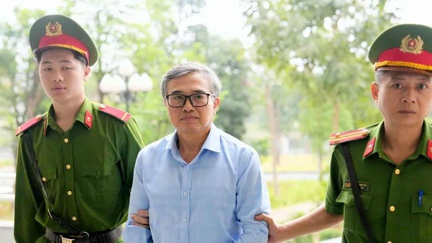 Former trade official stands trial for power abuse in renewable energy case