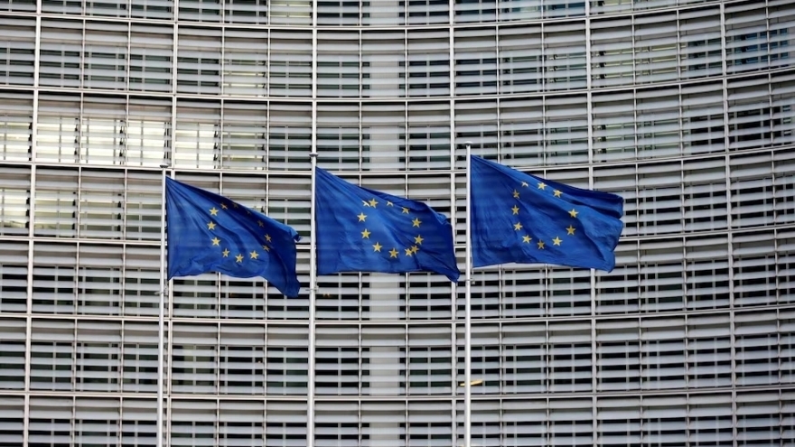 EU tạm dừng biện pháp trả đũa thuế quan đối với Mỹ