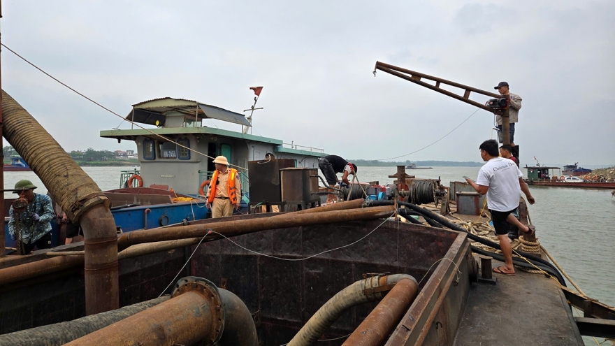 Cảnh sát đường thủy Hà Nội xử lý hàng loạt phương tiện vi phạm trên sông