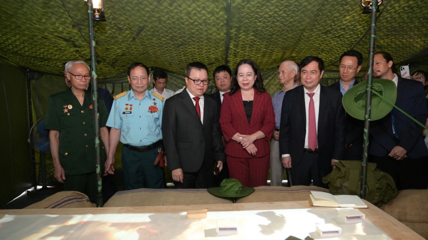 Tái hiện đại thắng mùa xuân 1975 bằng công nghệ 3D mapping trên báo in