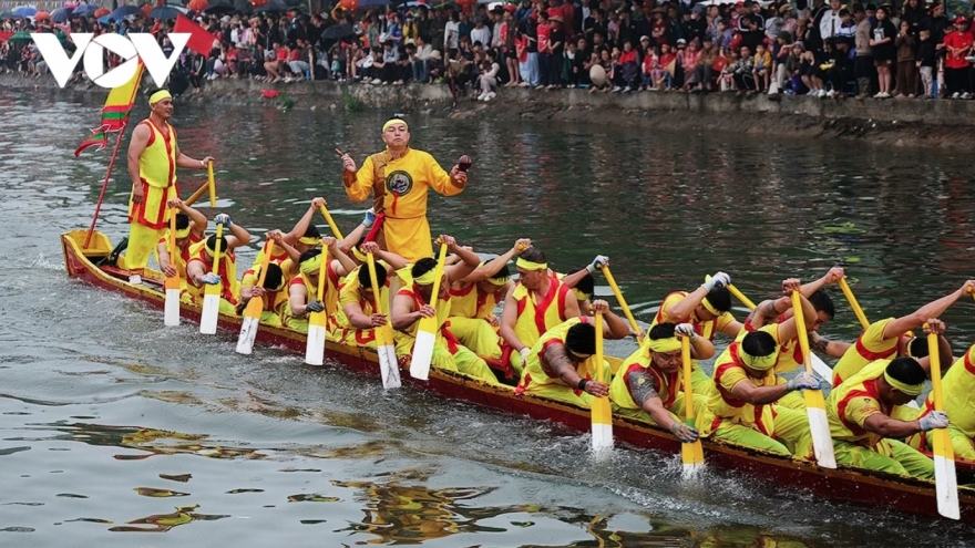 Dam boat racing festival in Hanoi draws hundreds of rowers