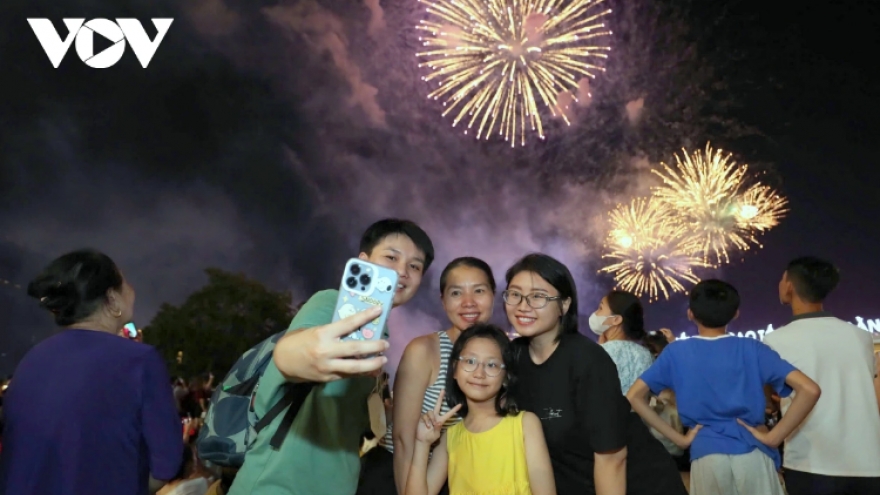 Spectacular fireworks light up HCM City sky for reunification anniversary
